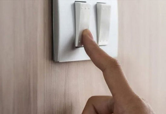 ¿Bombillas encendidas con el interruptor apagado? Aquí los motivos